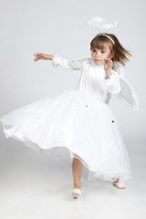 Naklejka premium Cute little girl dressed as an angel ready to fly