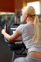 Frau im Fitnesscenter von hinten