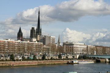 Rouen - Les quais rive droite, la Cathédrale
