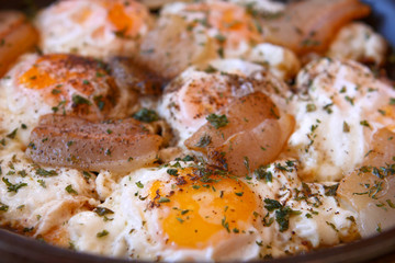 gebratene eier mit speck