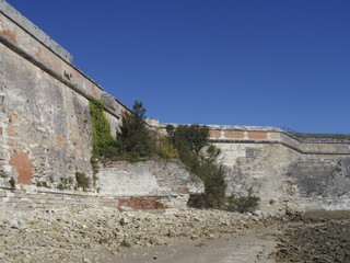 Fototapeta na wymiar Le bastion et le mur fantôme