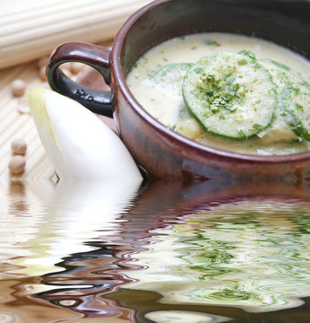 chicoreesuppe mit zucchini
