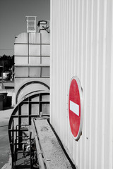 Sens interdit sur unité industrielle