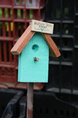 Petite maison en bois, pancarte en anglais