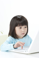 パソコンをする女の子