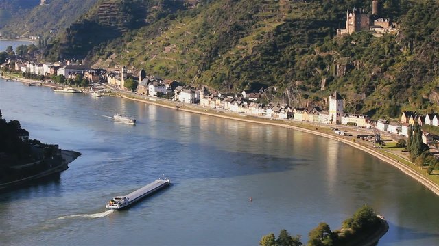 Blick auf Rheinschiff und Burgruine