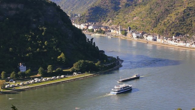 Ausblick auf Rhein und Schiffe