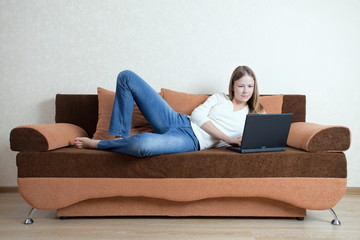Fototapeta na wymiar woman with laptop on the sofa