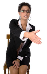 femme d'affaire qui tend une poignée de main