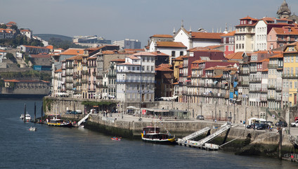Fototapeta na wymiar Porto e il fiume Douro