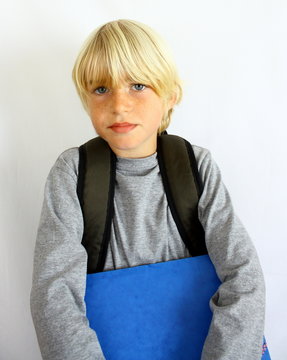 enfant &eacute;colier avec son sac &agrave; dos