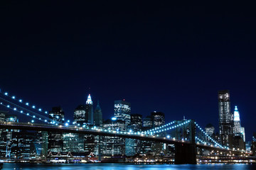 Fototapeta na wymiar Brooklyn Bridge i Manhattan Skyline At Night, Nowy Jork