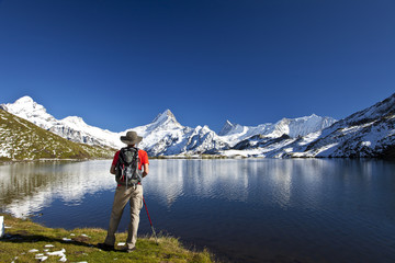Fototapeta na wymiar Jezioro w górach z odbicia i pieszych