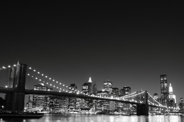 Naklejki  Brooklyn Bridge i Manhattan Skyline w nocy, Nowy Jork