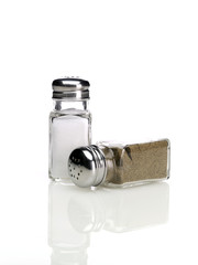 Salz und liegender Pfefferstreuer