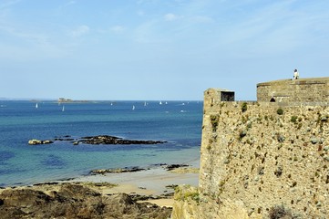 Fototapeta na wymiar Mury obronne z Saint-Malo