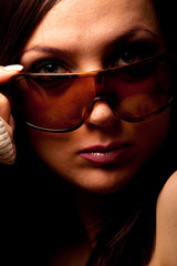 Fototapeta na wymiar Ritratto Donna Mora con occhiali da sole