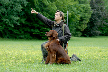 Cacciatrice con Setter Irlandese