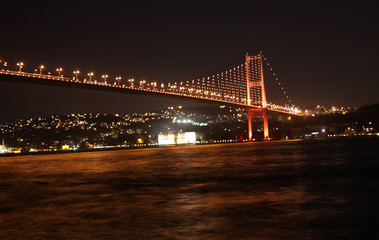 Fototapeta na wymiar Bosfor Bridge w nocy w Stambule, Turcja