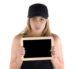 jeune femme à la casquette qui présente un écriteau noir