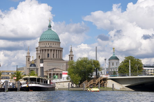 Silhouette von Potsdam vom Wasser aus mit Nikolaikirche