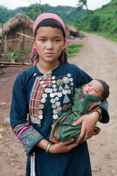 junge laotische Mutter mit Baby