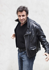 homme vieux rocker looser séducteur