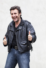 homme souriant heureux pouces levés