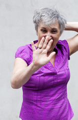 femme senior disant non