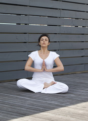 Fototapeta na wymiar jeune femme pose yoga en extérieur