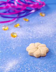 Star-shaped cookie on blue with powder sugar