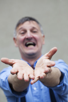 homme g&eacute;n&eacute;reux offrant mains