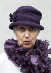 vieille dame au chapeau violet mauve