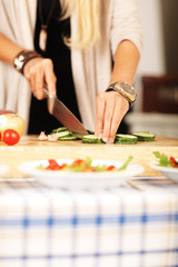 in der Küche - Gurke schneiden