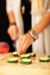 in der Küche - Gurke schneiden