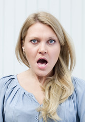 jeune femme bouche ouverte offensée