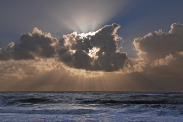 dramatischer Sonnenuntergang an der Nordsee sakral