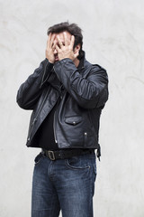 homme se couvrant visage avec mains