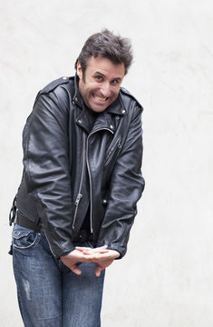 homme embarrass&eacute; timide