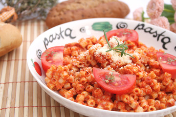 Nudeln mit Tomatensoße