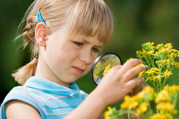 girl with magnifying glass - obrazy, fototapety, plakaty