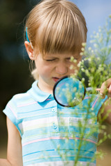 girl with magnifying glass © mbt_studio