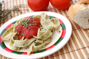 Bärlauchnudeln mit Tomatensauce