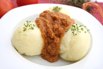 Knödel mit Soße