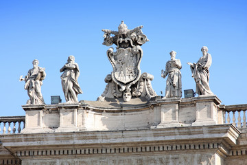 Fototapeta na wymiar Statues on top of a St. Peter's Basilica