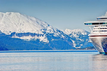 A cruise ship in Alaska - obrazy, fototapety, plakaty