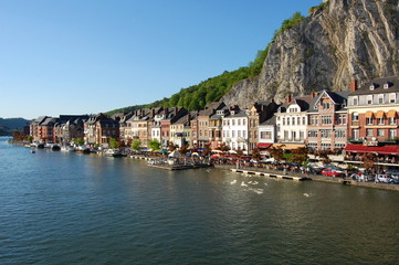 Fototapeta na wymiar Wieś i rzeka z miejscowości turystycznych, Dinant, Belgia
