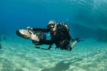 Papier Peint photo Plonger plongeur sur scooter sous-marin