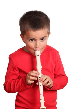 bambino suona il flauto