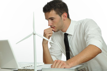 ingenieur mit windrad büro
